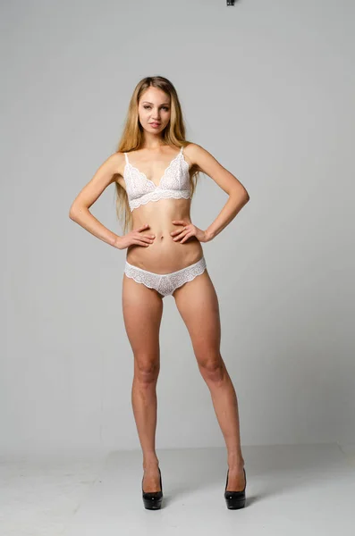 Sexy asiático mujer en blanco lencería — Foto de Stock