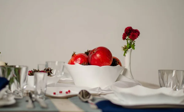 Schöne Tischdekoration mit Lavendelblüten auf Holzgrund — Stockfoto