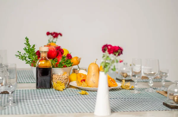 Bella tavola apparecchiata con fiori di lavanda su sfondo di legno — Foto Stock