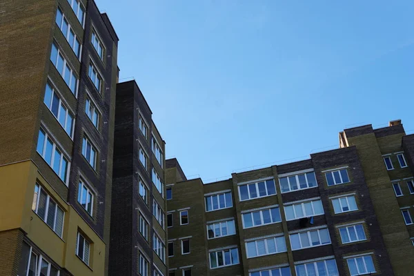 Condomínio moderno construindo etato real na cidade com céu azul — Fotografia de Stock