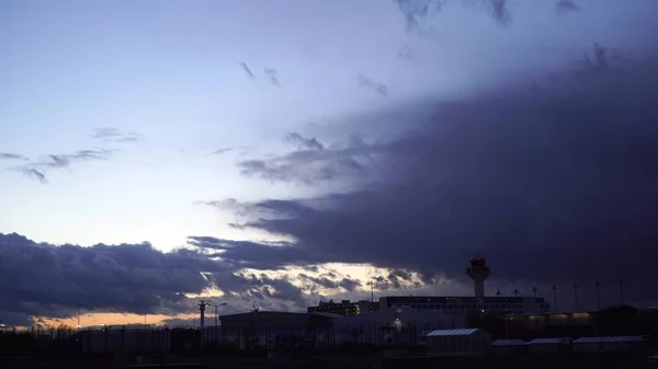 Vliegtuig opstijgen van lucht zonsondergang zon schemering in luchthaven — Stockfoto