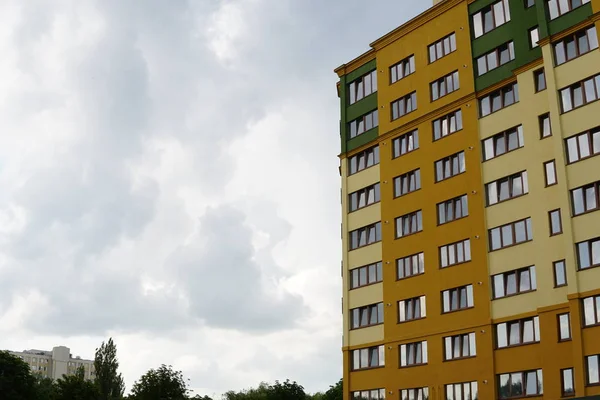 Edifici residenziali a più piani e una gru da costruzione — Foto Stock