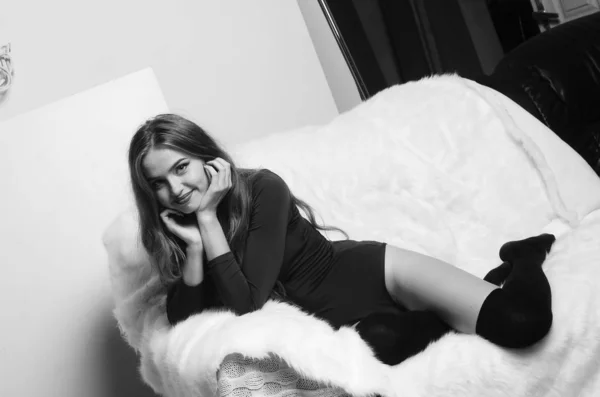 Mujer joven y sexy con gran pecho. Chica posando en la pared negra en el estudio . — Foto de Stock