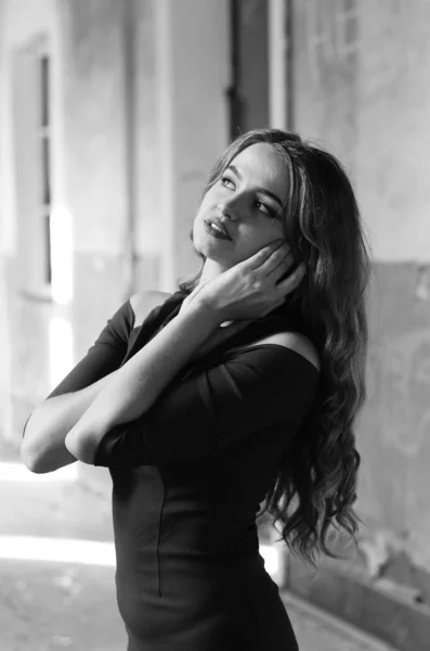 Jovem bela mulher loira de cabelo curto em preto escalando o st — Fotografia de Stock