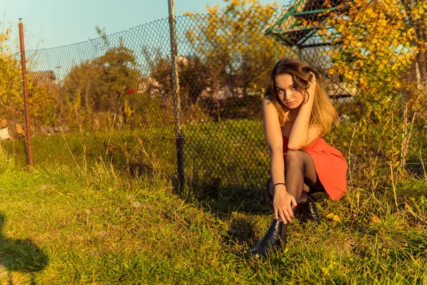 A woman is posing in front of a camera in an autumn park. autumn photo shoot. Autumn in the park. — Stock Photo, Image