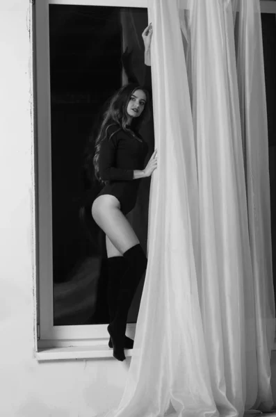 巨乳でセクシーな若い女性。スタジオの黒い壁でポーズの女の子. — ストック写真