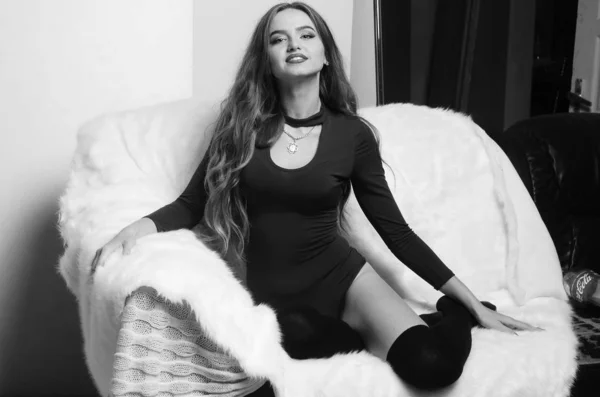 Mujer joven y sexy con gran pecho. Chica posando en la pared negra en el estudio . —  Fotos de Stock