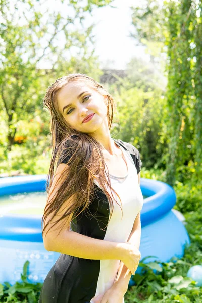 La joven hermosa bailarina moderna bailando bajo gotas de agua — Foto de Stock