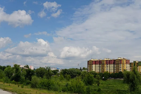 Wolken over de stad — Stockfoto