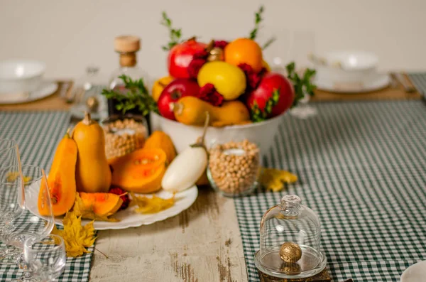 Beau décor de table avec des fleurs de lavande sur fond en bois — Photo