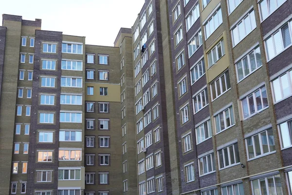 Moderno edificio de condominio real etate en la ciudad con cielo azul — Foto de Stock