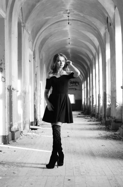 Young beautiful short hair blonde woman in black climbing the st — Stock Photo, Image