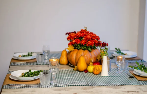 Schöne Tischdekoration mit Lavendelblüten auf Holzgrund — Stockfoto