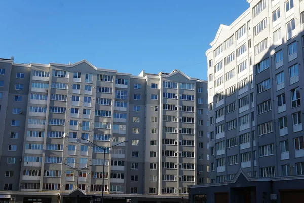 Moderna condominium building verkliga etate i city med blå himmel — Stockfoto