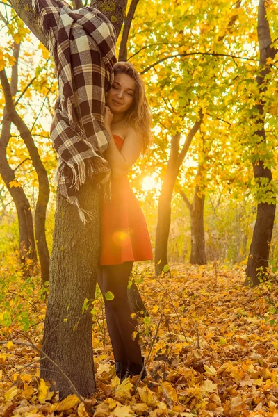 Une femme pose devant une caméra dans un parc d'automne. Séance photo d'automne. Automne dans le parc . — Photo