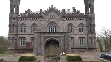 Karlstejn Kalesi 'nin etrafında kamera uçuşu. Avrupa
