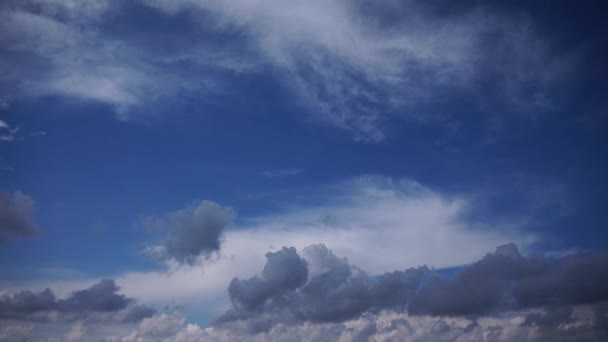 Beyaz Bulutlar Ile Mavi Gökyüzünün Görünümü — Stok video