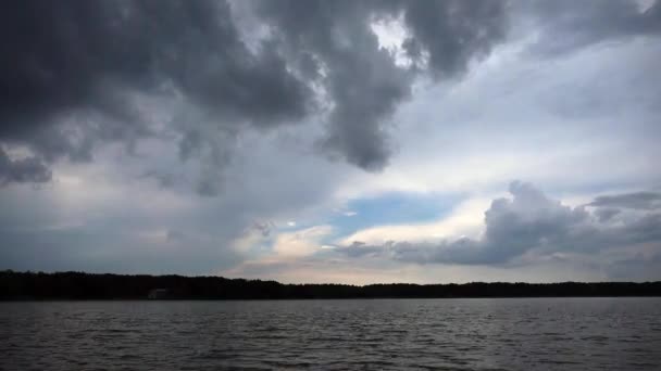 湖の上の美しい曇りの空の眺め — ストック動画