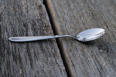 bıçak ve çatal ahşap arka plan üzerinde. Çatal bıçak takımı ahşap üzerinde.