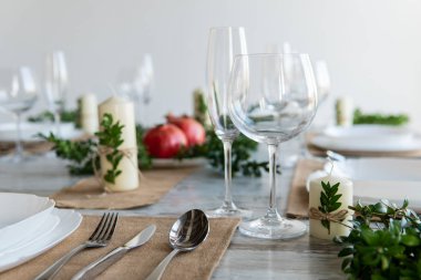 Ahşap arka plan üzerinde lavanta çiçekli güzel sofra