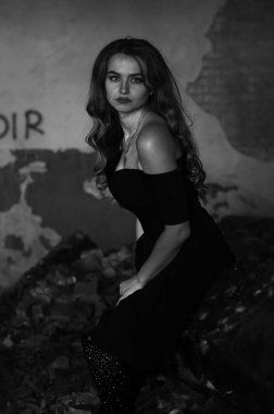 Genç, güzel, kısa saçlı, siyah elbiseli sarışın kadın.