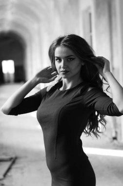 Genç, güzel, kısa saçlı, siyah elbiseli sarışın kadın.