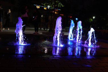 Geceleri renkli aydınlatmaları ile Çeşme