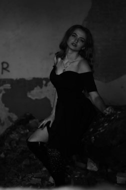 Genç, güzel, kısa saçlı, siyah elbiseli sarışın kadın.