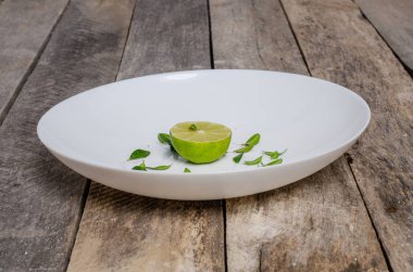 Ahşap arka plan üzerinde lavanta çiçekli güzel sofra