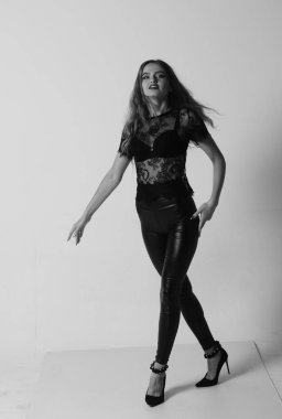 Kot pantolon ve iç çamaşırlı güzel seksi kadın Windo 'nun yanında duruyor.