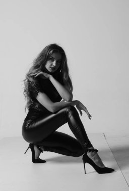 Kot pantolon ve iç çamaşırlı güzel seksi kadın Windo 'nun yanında duruyor.