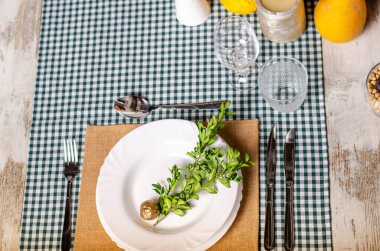 Ahşap arka plan üzerinde lavanta çiçekli güzel sofra