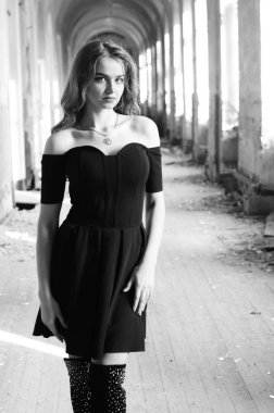 Genç, güzel, kısa saçlı, siyah elbiseli sarışın kadın.