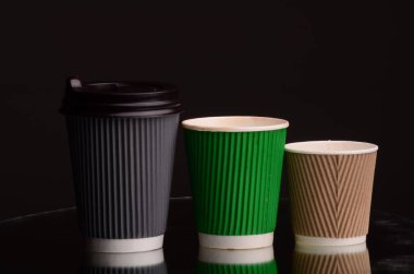 Kahve dükkanında kağıt kahve fincanı..