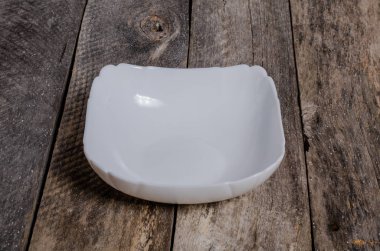 Ahşap arka plan üzerinde lavanta çiçekli güzel sofra