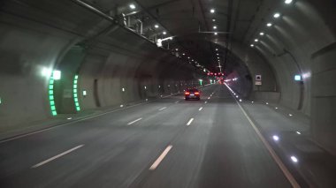 Gece kış yolunda kırmızı hızlanma hareketi.