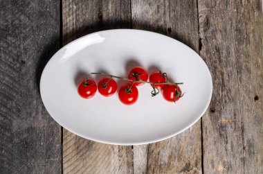 Ahşap arka plan üzerinde lavanta çiçekli güzel sofra