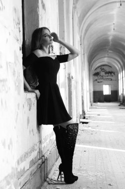 Genç, güzel, kısa saçlı, siyah elbiseli sarışın kadın.