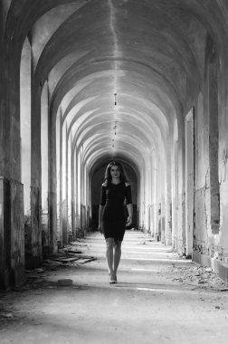 Genç, güzel, kısa saçlı, siyah elbiseli sarışın kadın.