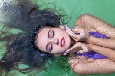 Islak modeli duş alır ve giyim, ıslak giyim, kadın, ıslak bak sauna ve yüzme havuzunda yüzüyor