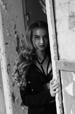 Genç, güzel, kısa saçlı, siyah elbiseli sarışın kadın.