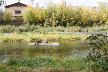 Nehirdeki teknedeki insanların görüntüsü