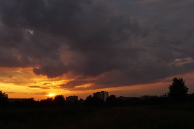 Ateşli turuncu günbatımı gökyüzü. Güzel gökyüzü.
