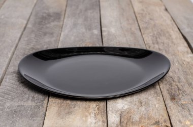 Ahşap arka plan üzerinde lavanta çiçekli güzel sofra