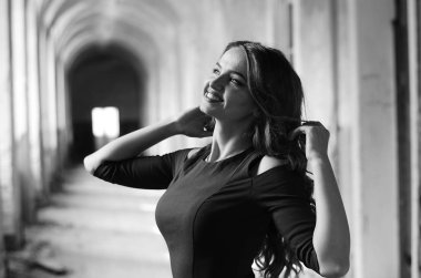 Genç, güzel, kısa saçlı, siyah elbiseli sarışın kadın.