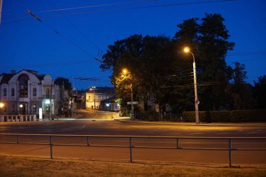 Gece güzel sokakta Sibiu, Romanya
