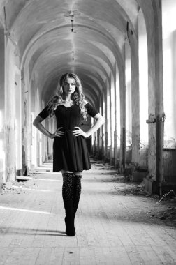 Genç, güzel, kısa saçlı, siyah elbiseli sarışın kadın.