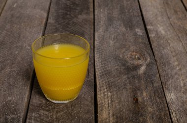 Kopya alanı ile ahşap arka plan üzerinde boş beyaz çanak ve beyaz masa örtüsü üst görünümü