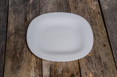 Ahşap arka plan üzerinde lavanta çiçekli güzel sofra