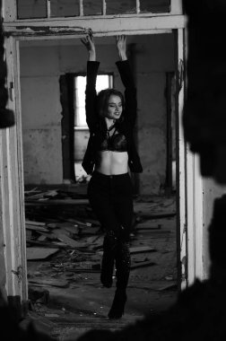 güzel seksi kadın iç çamaşırı - siyah-beyaz fotoğraf içinde uygun